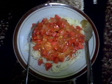 Masak spaghetti dengan bumbu seadanya 